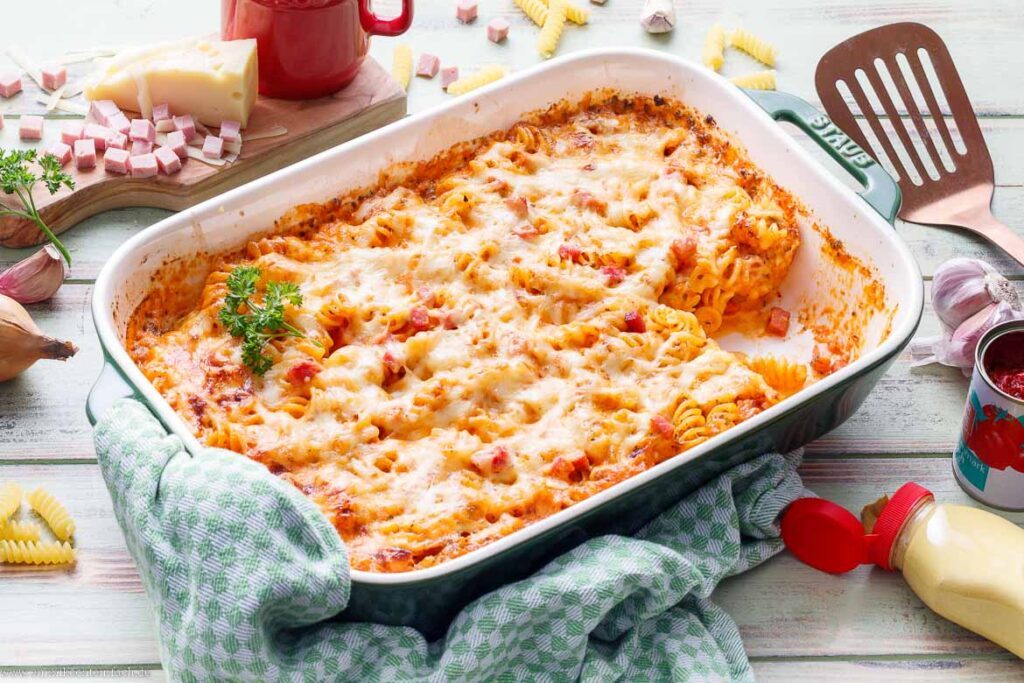 Einfacher Nudelauflauf mit Schinken &amp; Käse - emmikochteinfach
