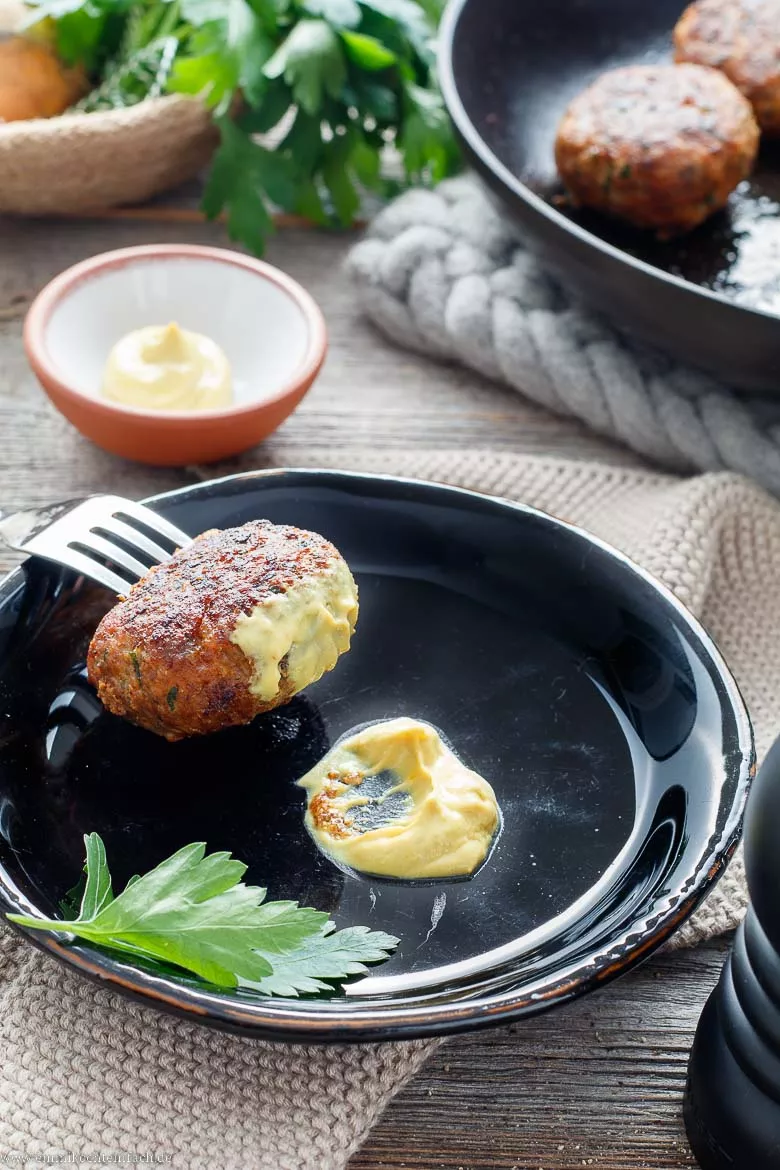 Klassische Frikadellen Rezept - www.emmikochteinfach.de