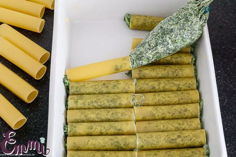 Cannelloni Röllchen füllen - www.emmikochteinfach.de