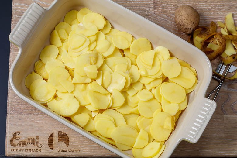 Kartoffeln schneiden für Kartoffelauflauf - www.emmikochteinfach.de