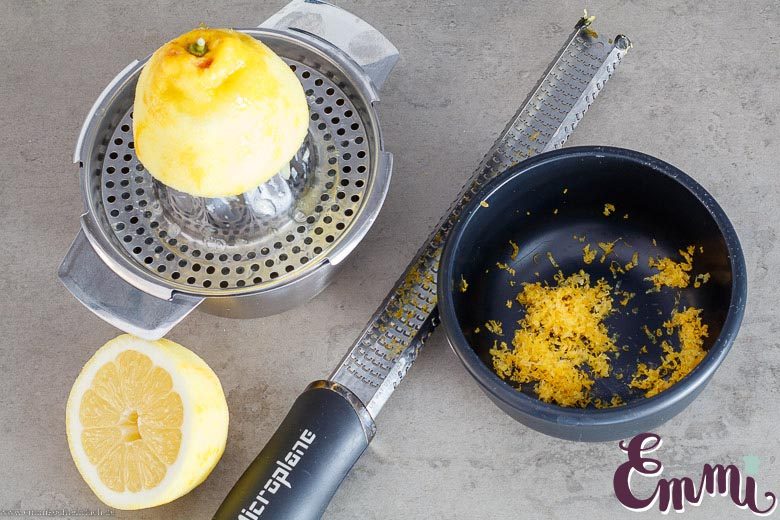 Zitronenkuchen Zitronensaft und Abrieb - www.emmikochteinfach.de