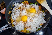 Gebratener Reis mit Ei, Gemüse und Hähnchen - www.emmikochteinfach.de