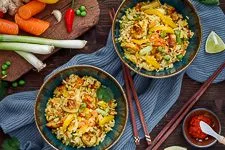 Gebratener Reis mit Ei, Gemüse und Hähnchen