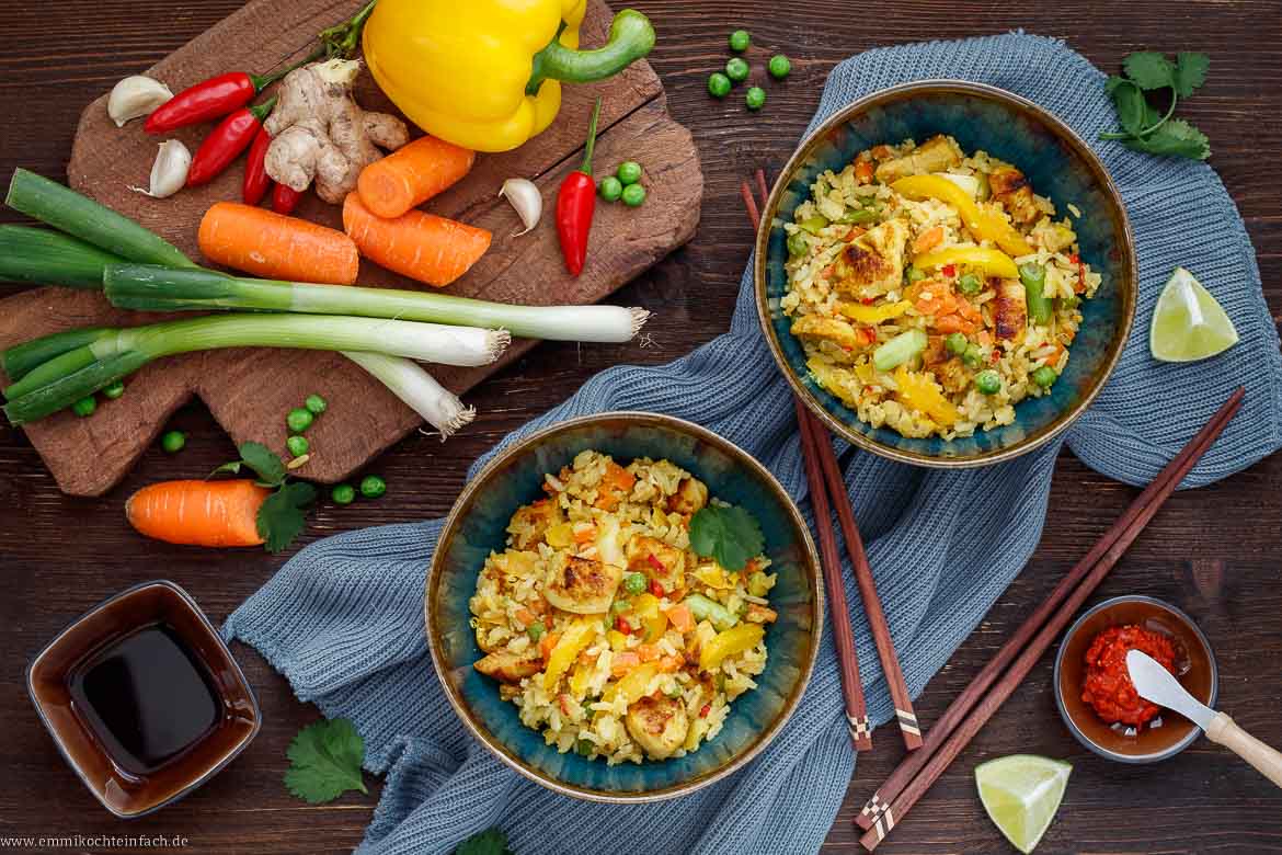 Gebratener Reis mit Ei, Gemüse &amp; Hähnchen - emmikochteinfach