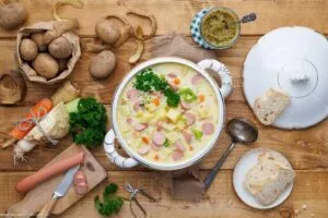 Kartoffelsuppe-Rezept mit Würstchen von Oma