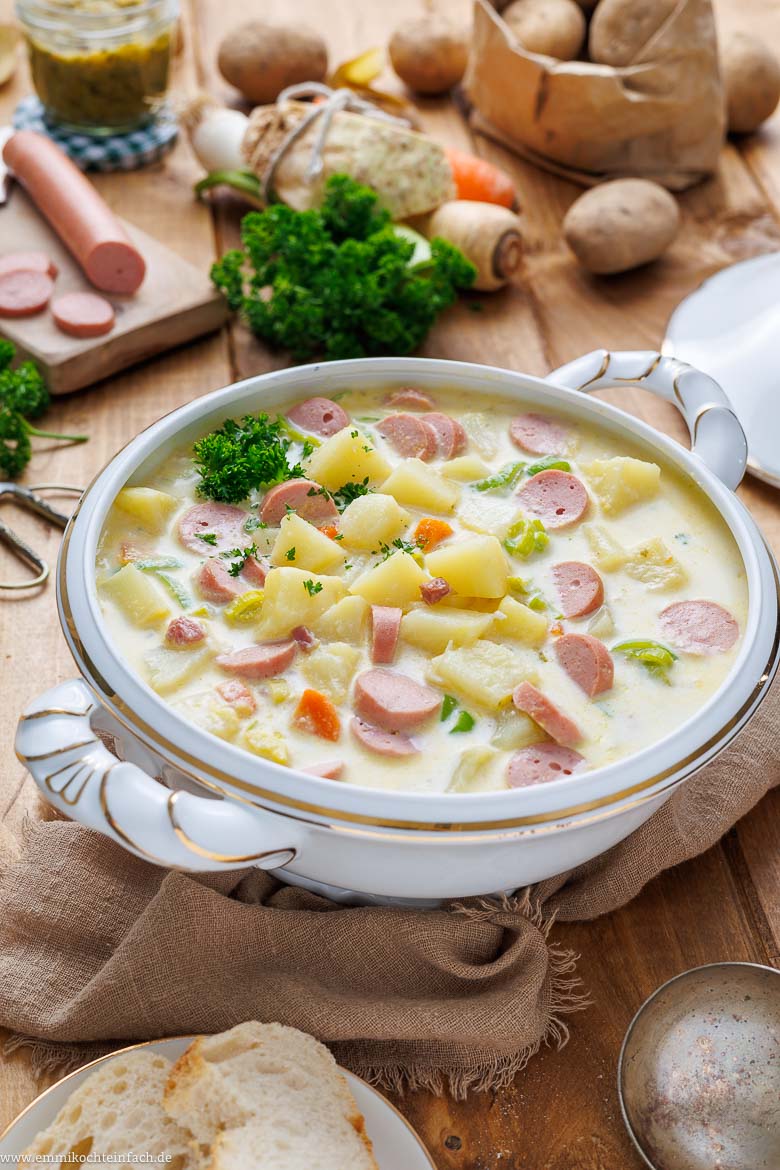 Omas Kartoffelsuppe mit Würstchen - www.emmikochteinfach.de