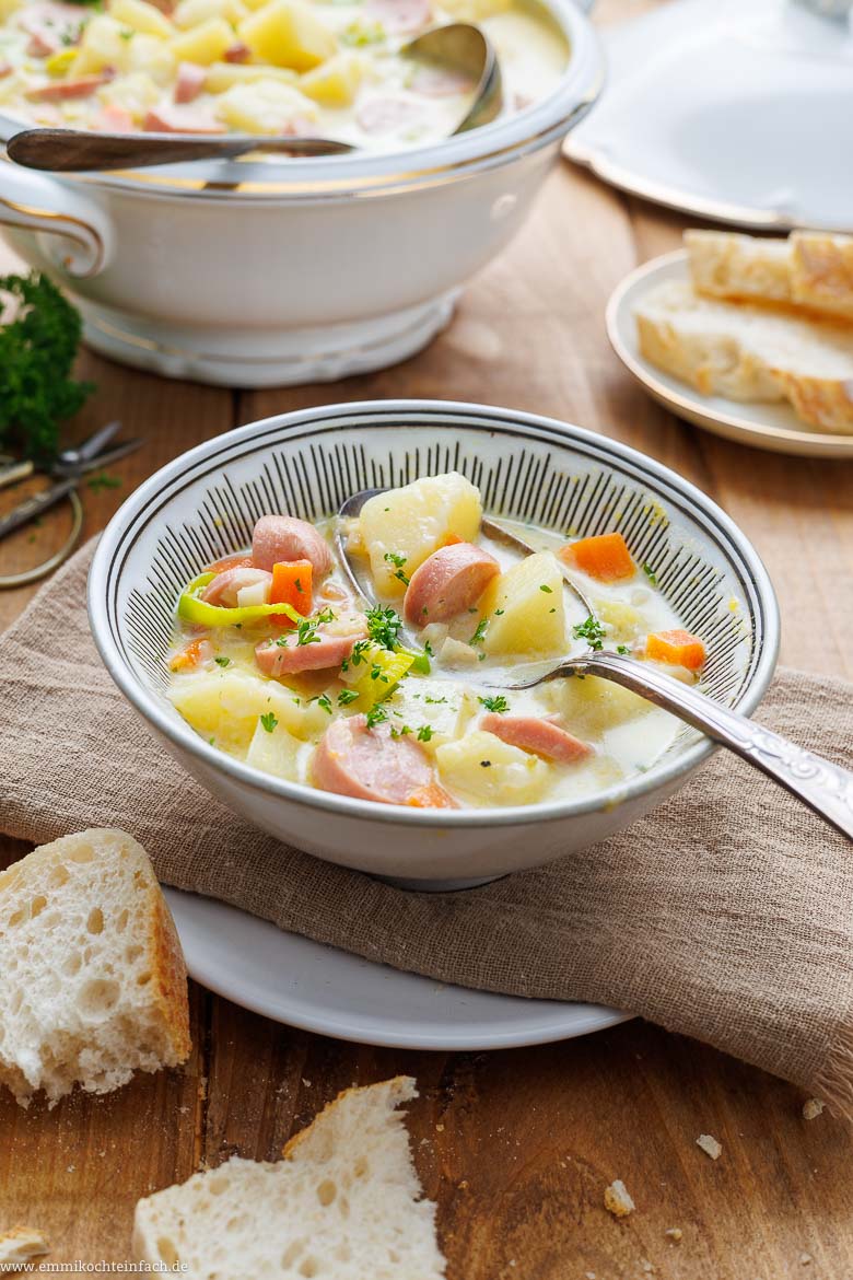 Kartoffelsuppe mit Würstchen von Oma