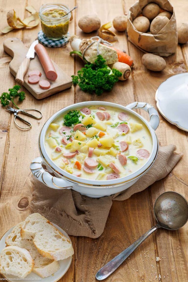 Omas Kartoffelsuppe mit Würstchen - emmikochteinfach Omas Kartoffelsuppe mit Würstchen - emmikochteinfach