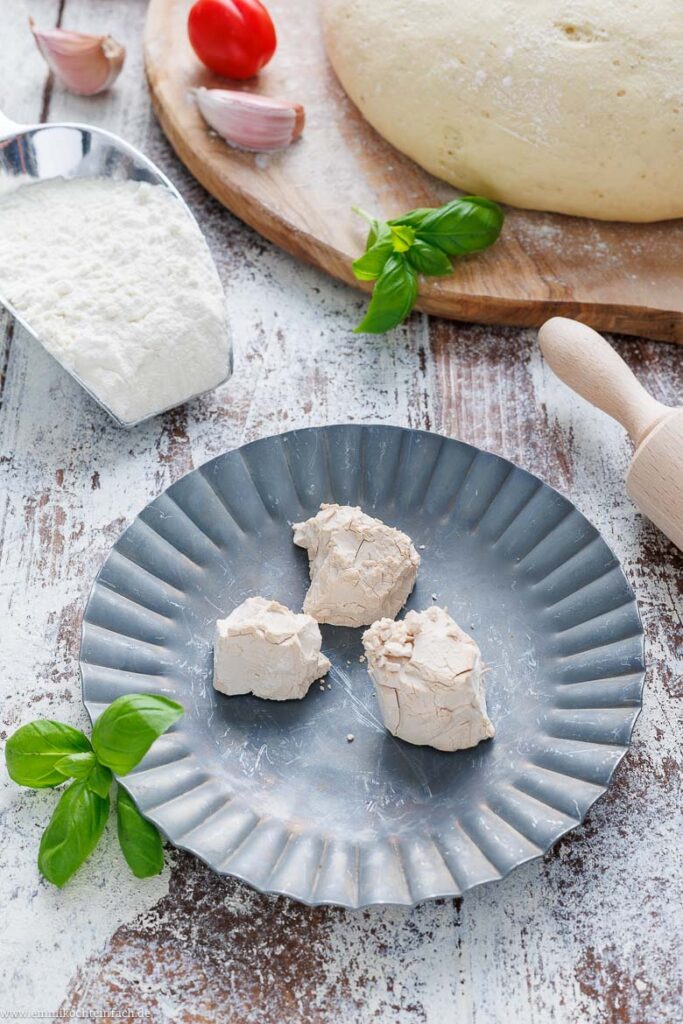 Pizzateig selber machen - einfaches Rezept - emmikochteinfach Pizzateig selber machen - einfaches Rezept - emmikochteinfach