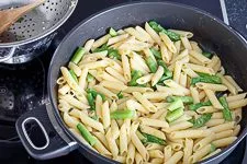Pasta mit grünem Spargel - www.emmikochteinfach.de