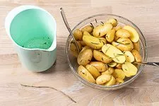 Kartoffeln mit Marinade vermengen