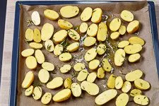 Rosmarinkartoffeln auf dem Blech verteilen