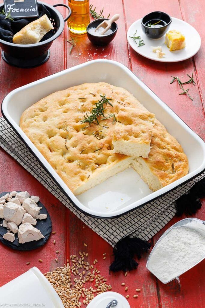 Focaccia Rezept - der einfache Klassiker - emmikochteinfach