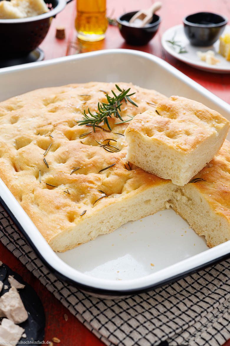 Focaccia-Rezept - der einfache Klassiker - emmikochteinfach