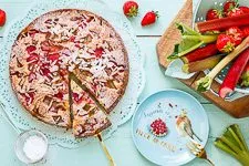Erdbeer Rhabarber Kuchen - www.emmikochteinfach.de