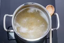 Nudeln für den Nudelsalat kochen