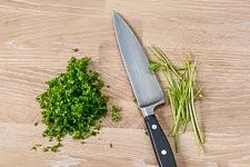 Fein gehackte Kräuter für selber gemachte Kräuterbutter