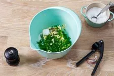 Petersilie, Knoblauch und Butter für Kräuterbutter mischen