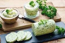 Selber gemachte Kräuterbutter verzehrbreit serviert