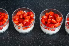 Schnelles Dessert mit Erdbeeren & Kokos - www.emmikochteinfach.de