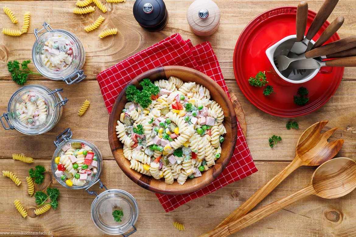 Nudelsalat Rezept mit Wurst, Gemüse und Mayo
