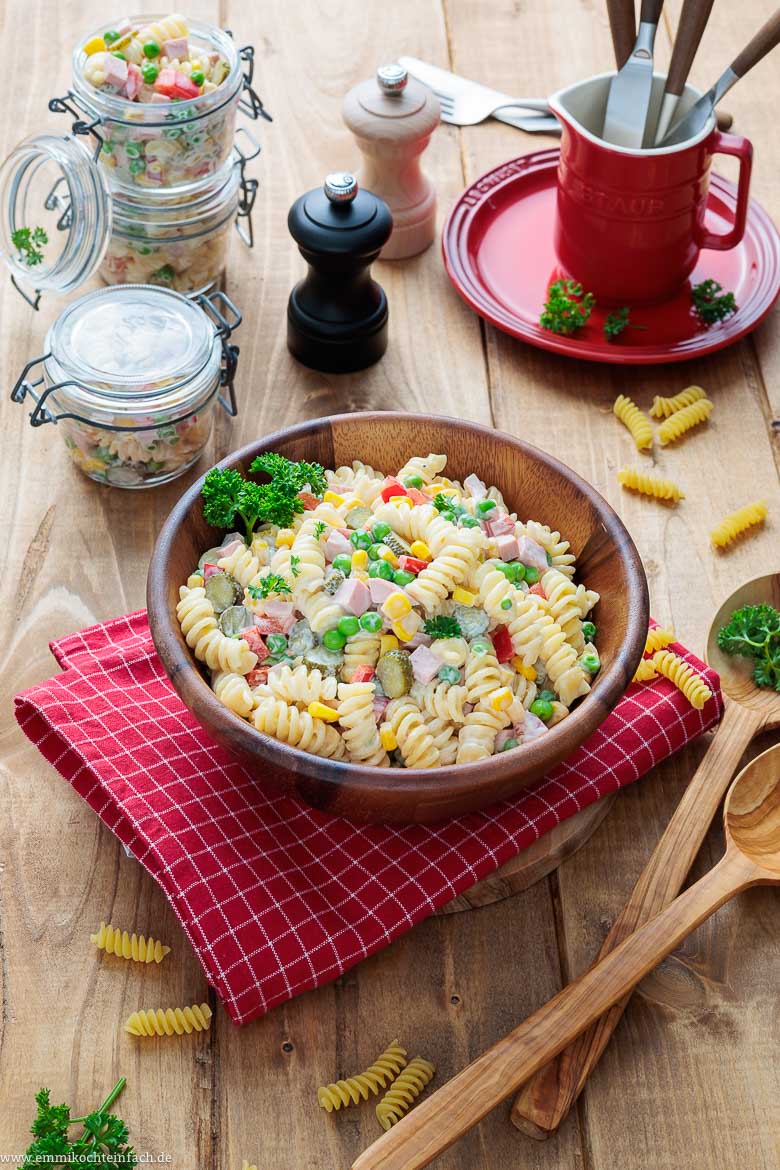 Klassischer Nudelsalat - www.emmikochteinfach.de