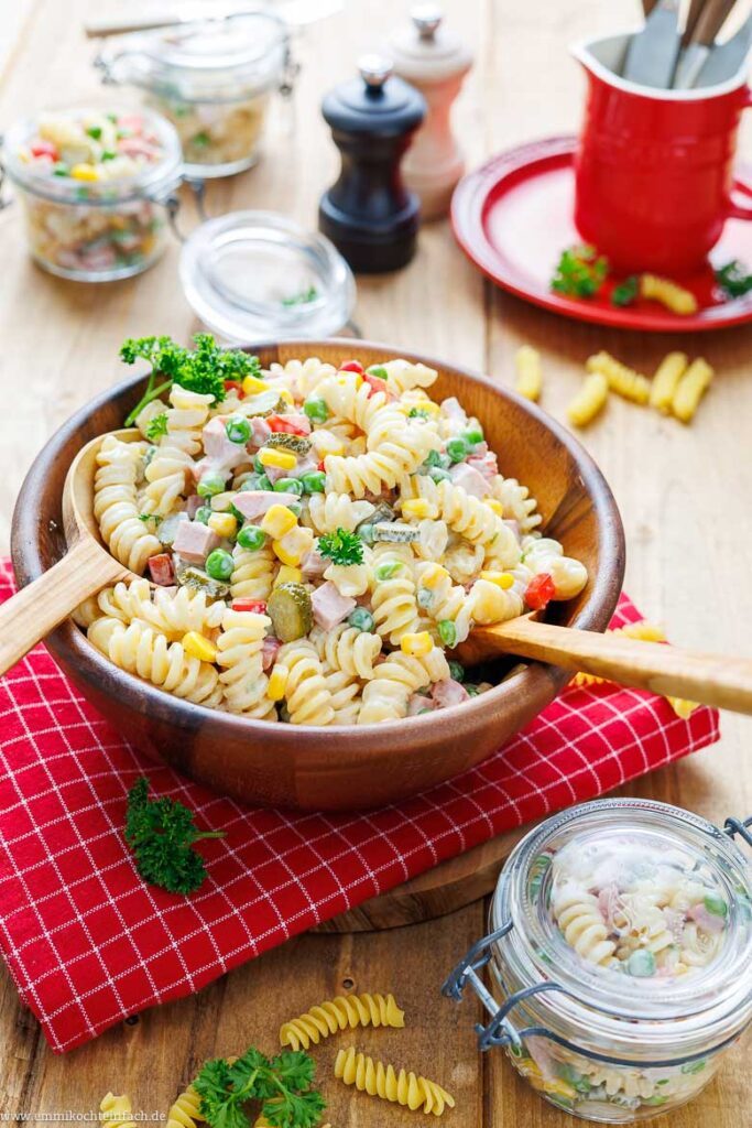 Klassischer Nudelsalat mit Mayo - emmikochteinfach