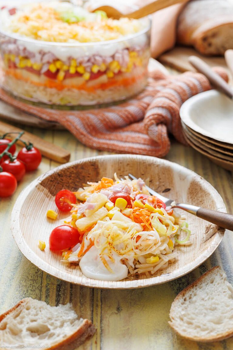 Klassischer Schichtsalat - emmikochteinfach Klassischer Schichtsalat - emmikochteinfach