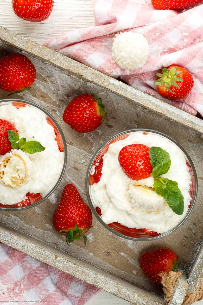 Creme aus dem originalen Kokos-Krokant Raffaello, Speisequark und Erdbeeren