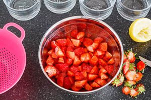 Erdbeeren waschen und in Stücke schneiden