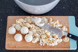 Kokos-Krokant in Stücke hacken