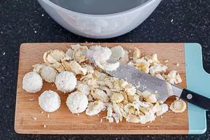 Kokos-Krokant in Stücke hacken