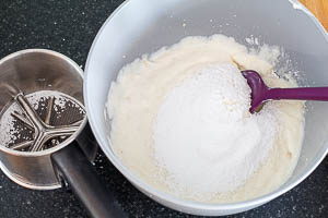 Puderzucker in die Raffaello-Creme geben