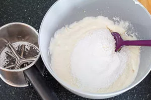 Puderzucker in die Raffaello-Creme geben