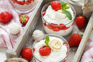 Raffaello-Creme-Dessert garnieren und servieren