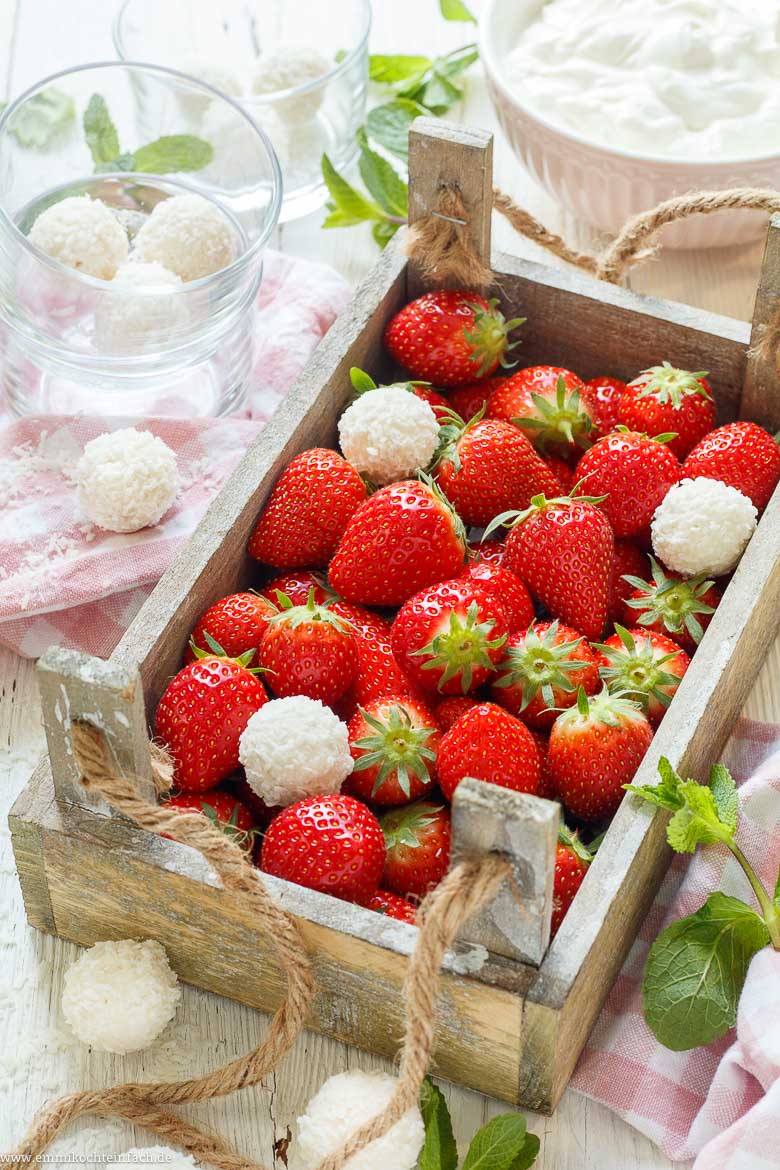 Schnelles Dessert mit Erdbeeren & Kokos - www.emmikochteinfach.de