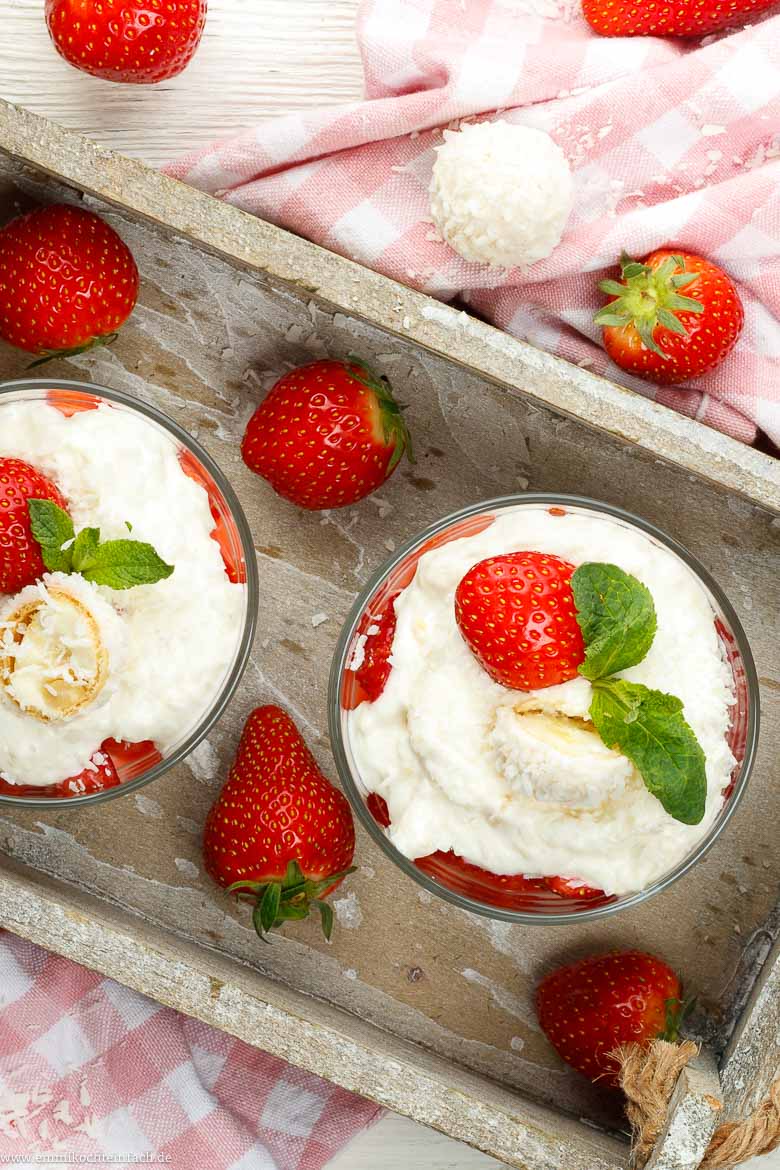 Kokos-Erdbeerdessert - www.emmikochteinfach.de