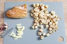 Croûtons für den Caesar Salad mit Weißbrot