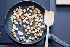 Croûtons anrösten für den Caesar Salad