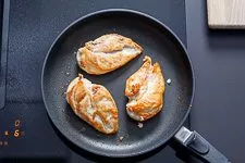 Hähnchenbrustfilet für Caesar Salad anbraten