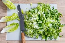 Römersalat vorbereiten für Caesar Salad