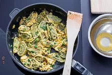 Schnelle Maultaschen Pfanne mit Ei