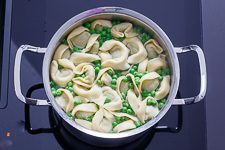 Tortellini kochen mit Erbsen