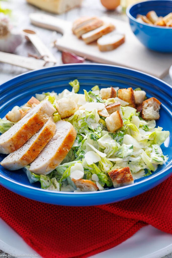 Caesar Salad mit original Dressing - emmikochteinfach