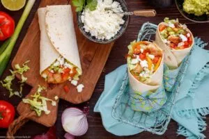 Hähnchenwraps mit Salat und Feta