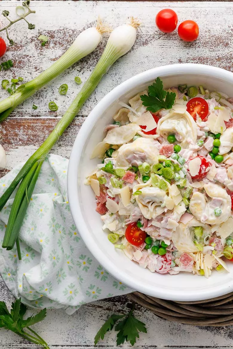 Zutaten für den Salat mit Tortellini und Schinken