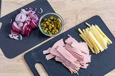Schweizer Wurstsalat mit Käse