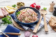 Schweizer Wurstsalat mit Käse
