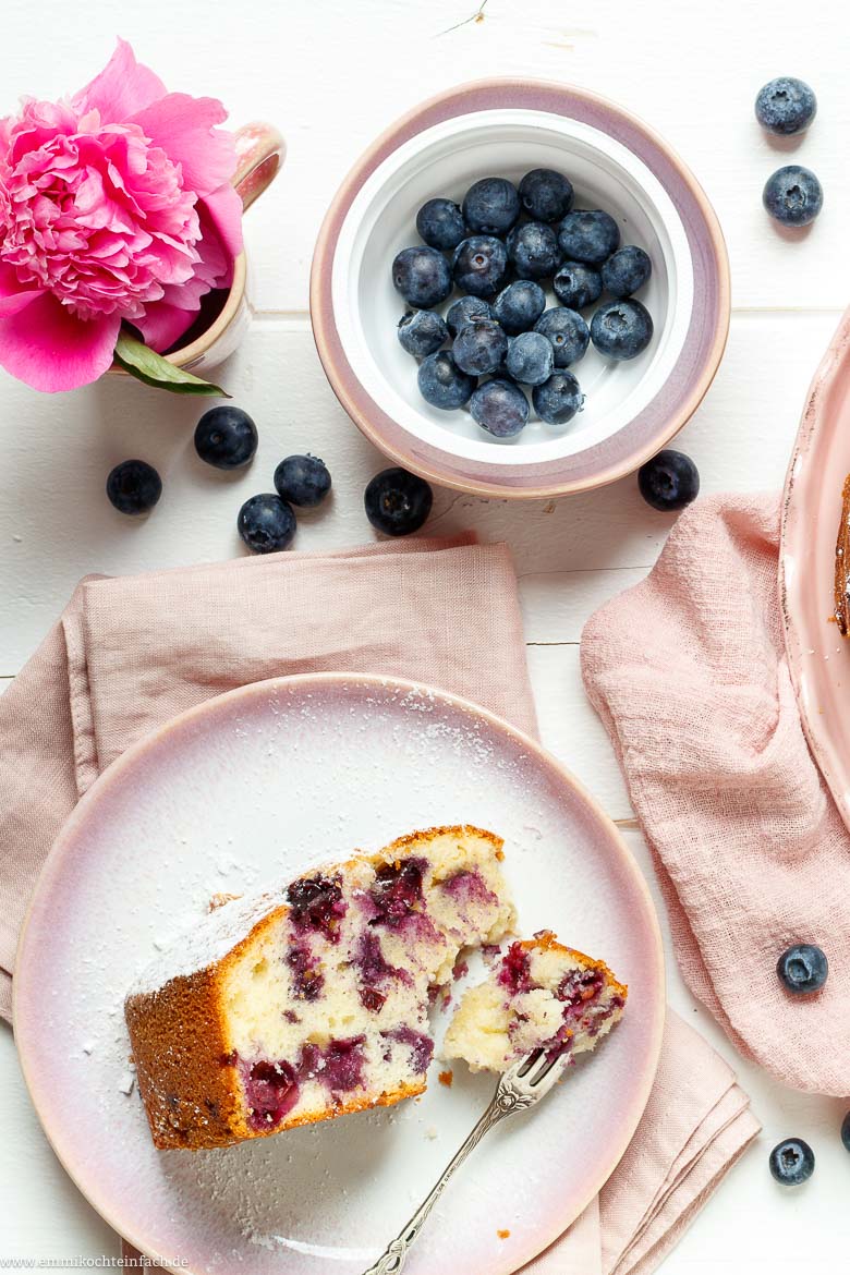 Saftiger Kuchen mit Heidelbeeren