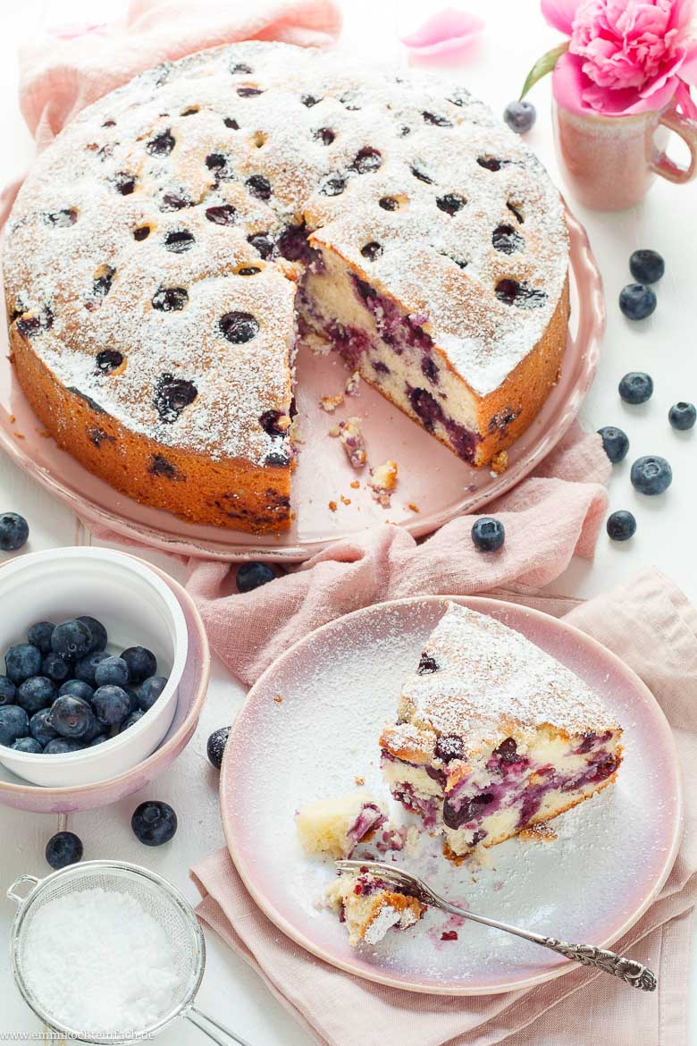 saftiger heidelbeerkuchen mit joghurt - emmikochteinfach